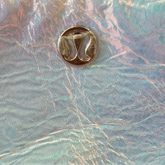NWT Lululemon Clippable Card Pouch In Iridescent/Silver - Picture 3 of 6